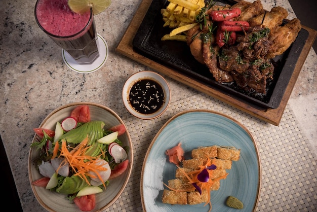 sushi sur la table dans un restaurant japonais