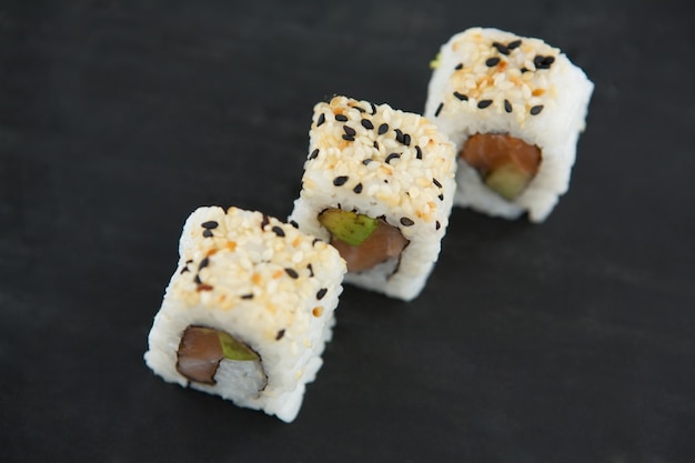 Sushi sur table noire