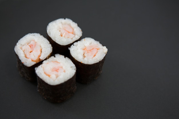 Sushi sur table noire