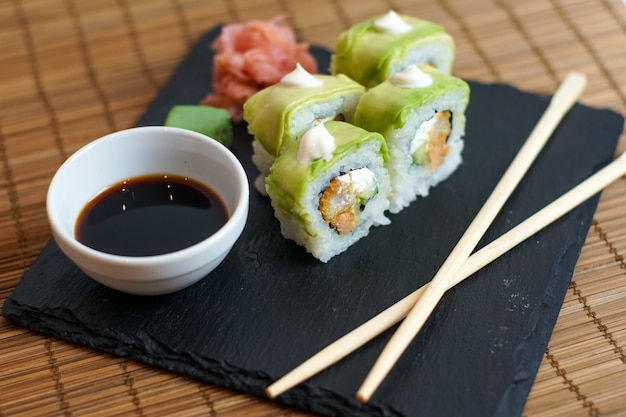 Sushi sur une table de restaurant