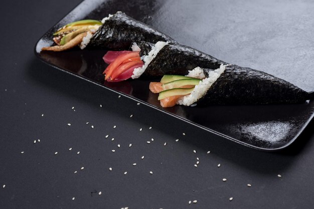 Sushi temaki à l'avocat sur fond noir