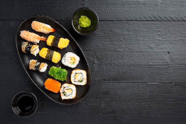 Sushi traditionnel sur une surface sombre