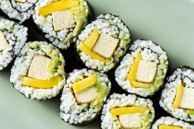 Sushi végétalien au tofu, avocat et mangue Alimentation saine