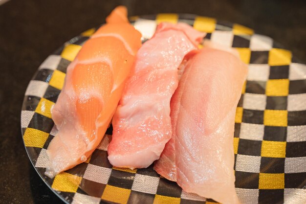 Photo des sushis sur bande transporteuse