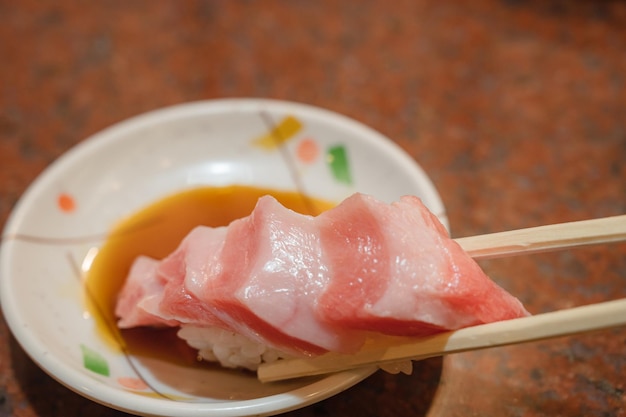 Photo des sushis sur bande transporteuse