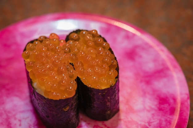 Photo des sushis sur bande transporteuse