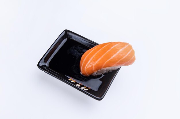 sushis sur fond blanc