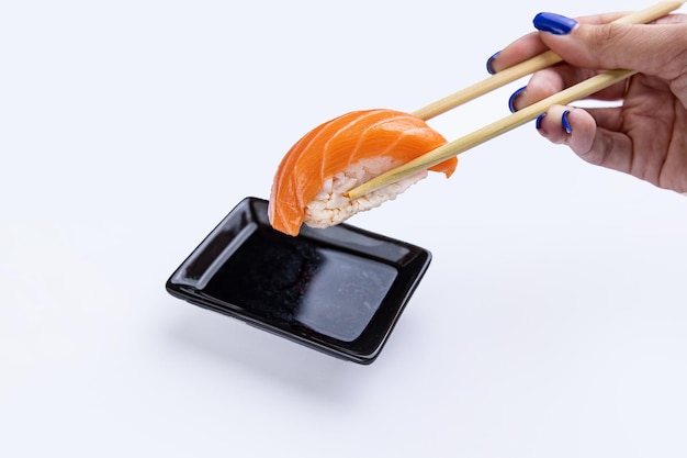 sushis sur fond blanc