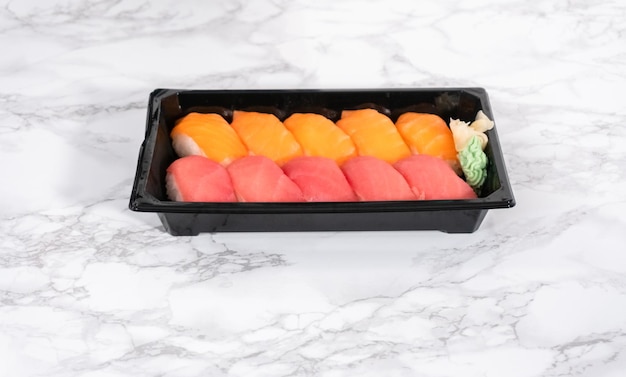 Sushis préemballés dans un plateau en plastique