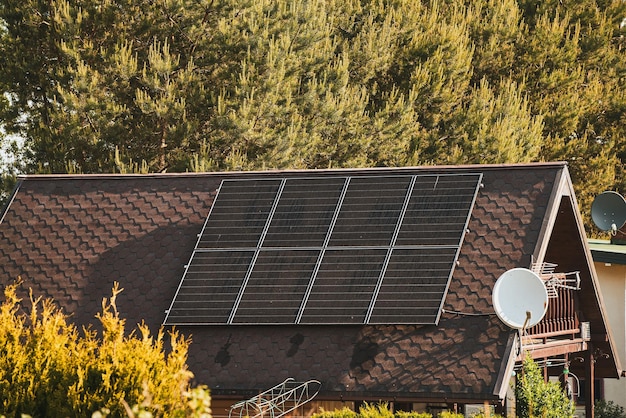 Sustainable Living Future Modern Black Solar Panels Powering a Private House with Renewable Energy Énergie renouvelable pour le concept de maison