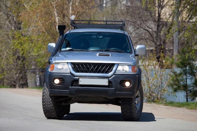 SUV argenté dans la rue au printemps