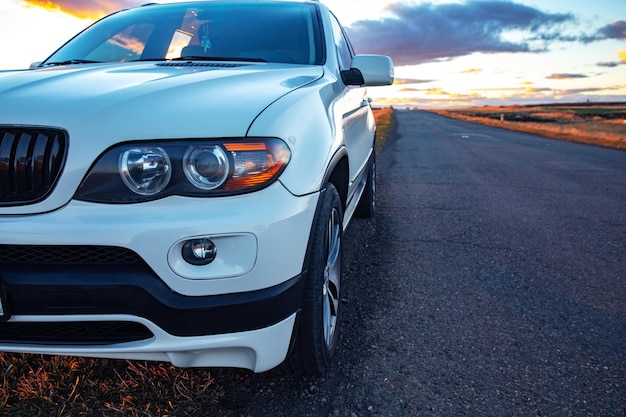 SUV blanc sur la route