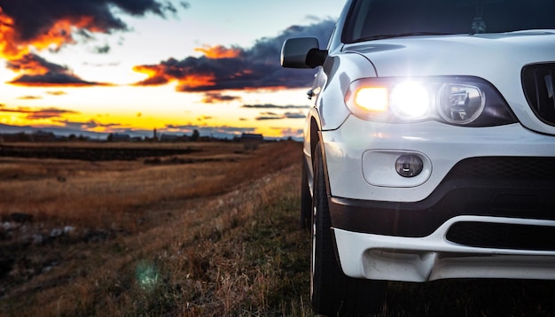 Photo suv blanc sur la route