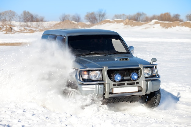 SUV classique voyageant dans la neige