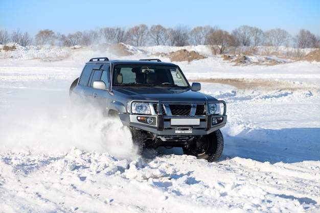 SUV classique voyageant dans la neige