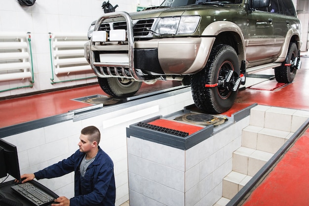 SUV en cours d'alignement automatique des roues dans le garage