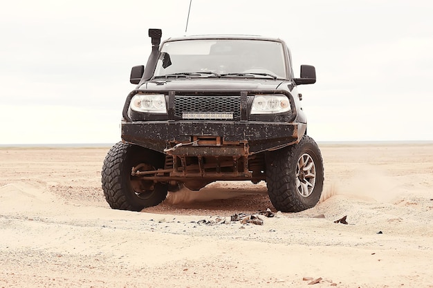 SUV dans le désert / vieux véhicule tout-terrain vintage, expédition dans le désert sur le sable, voitures extrêmes