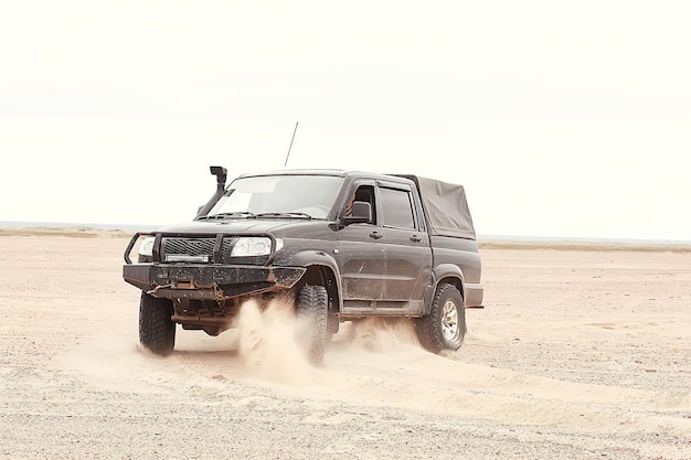 SUV dans le désert / vieux véhicule tout-terrain vintage, expédition dans le désert sur le sable, voitures extrêmes