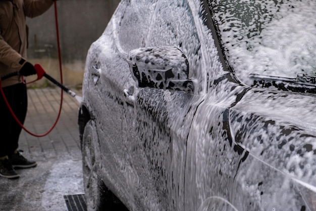 Un SUV est lavé au lavage de voitures.