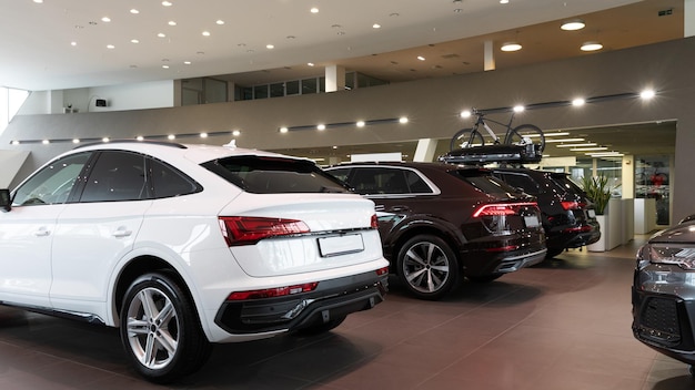 SUV de luxe modernes dans la salle d'exposition