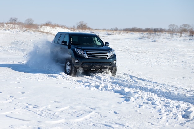 SUV noir voyageant dans la neige