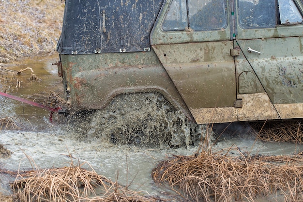 Suv Russe, Glisse De Véhicule Tout-terrain, Coincé Dans La Rivière