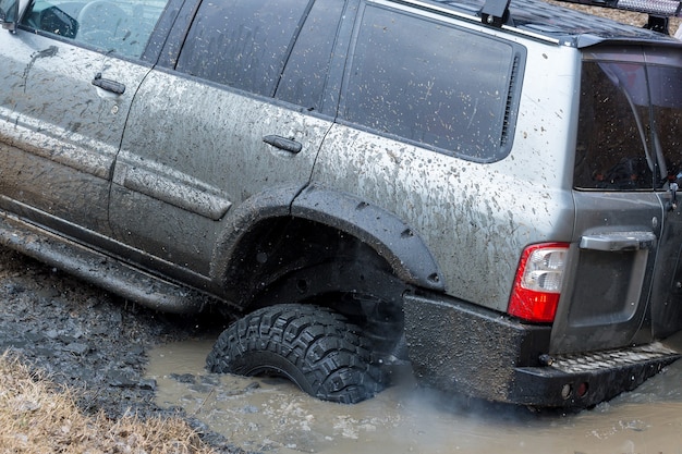 SUV russe, glisse de véhicule tout-terrain, coincé dans la rivière