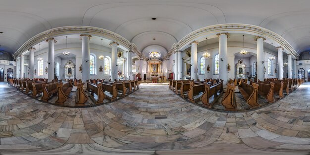 SUWALKI POLOGNE MAI 2019 Panorama hdri harmonieux et sphérique à 360 degrés à l'intérieur de l'ancienne église catholique dans le style du classicisme en projection équirectangulaire Contenu VR AR