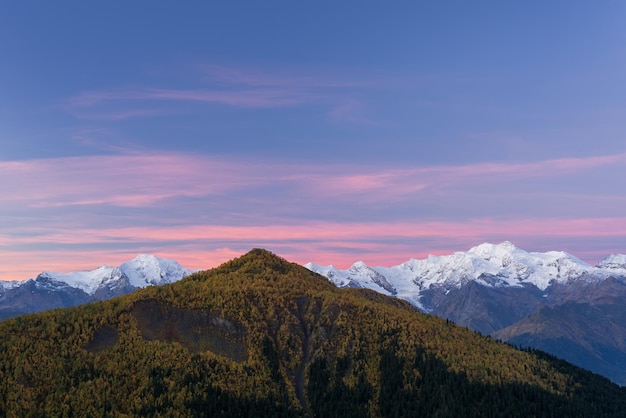 Svan ridge avec des sommets enneigés Zemo Svaneti Géorgie