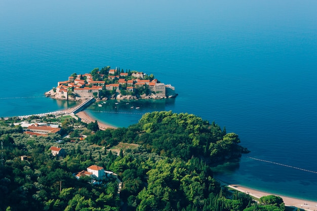 Sveti stefan vue depuis la montagne