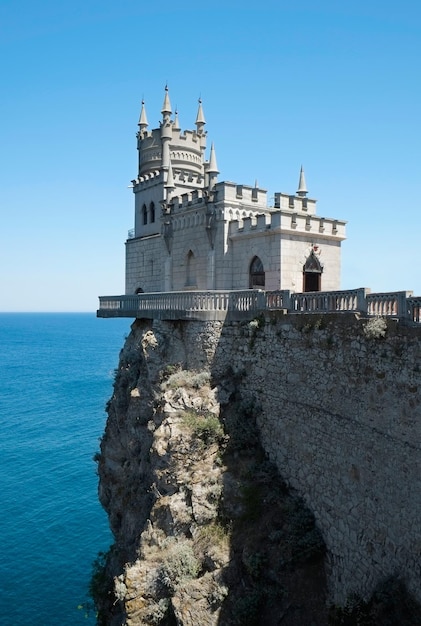 Swallow's Nest château sur le rocher au-dessus de la mer Noire au coucher du soleil Gaspra Crimée Russie