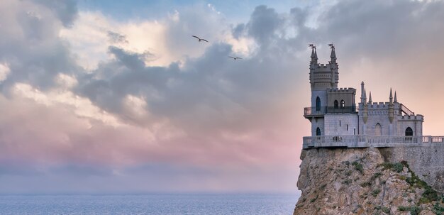 Swallows Nest est un château situé près de Yalta au sommet de la falaise Aurora de 130 pieds de haut