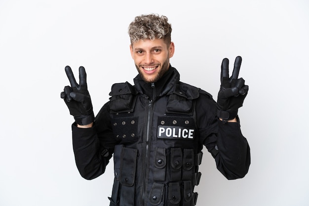 SWAT homme de race blanche isolé sur fond blanc montrant le signe de la victoire avec les deux mains