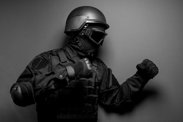 SWAT en masque facial uniforme noir et gilet pare-balles Photo noir et blanc