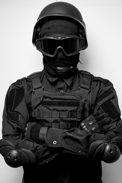 SWAT en masque facial uniforme noir et gilet pare-balles Photo noir et blanc