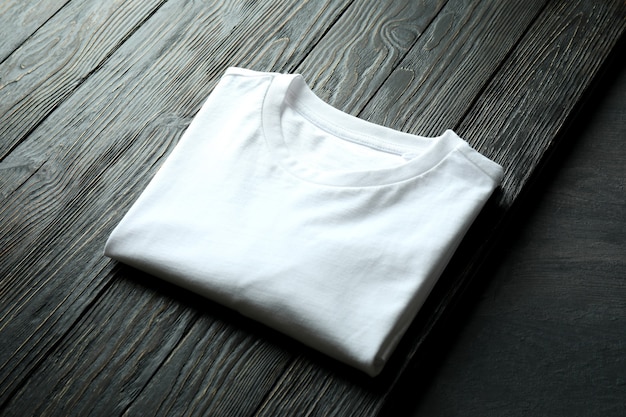 Photo sweat-shirt blanc sur fond en bois