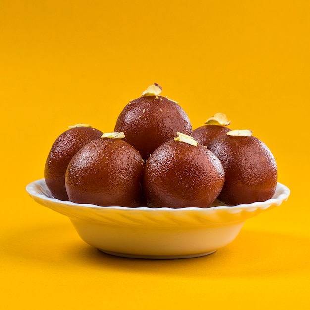 Sweet Dish Gulab Jamun dans un bol blanc