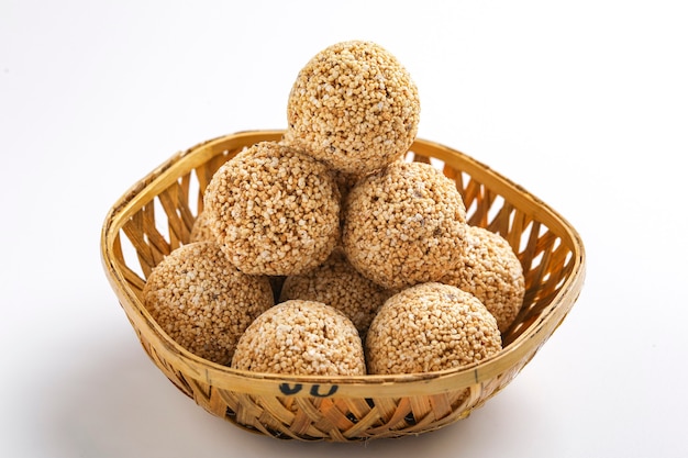 Sweet indien pour le festival traditionnel makar sankranti: Rajgira laddu fabriqué à partir de graines d'amarante dans un bol