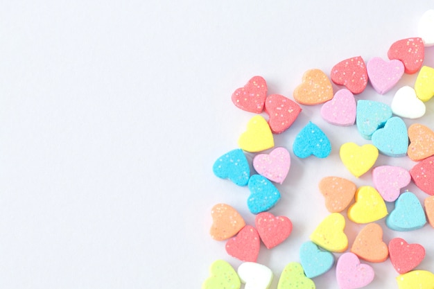 Sweet mini coeurs en coloré sur fond pastel