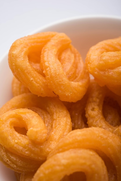 Photo sweet paneer jalebi servi dans une assiette en céramique sur fond coloré ou en bois. mise au point sélective