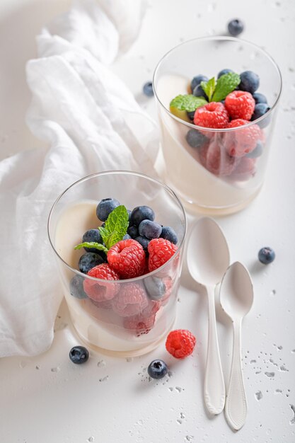 Sweet Panna Cotta servi avec des baies en verre