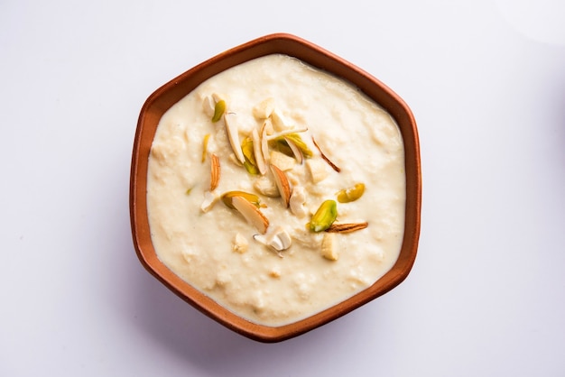 Sweet Rabdi ou Lachha Rabri ou basundi, à base de lait pur garni de fruits secs. Servi dans un bol sur fond de mauvaise humeur. Mise au point sélective