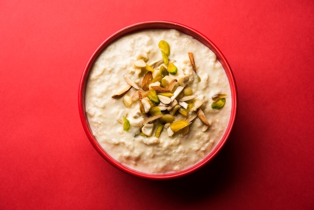 Sweet Rabdi ou Lachha Rabri ou basundi, à base de lait pur garni de fruits secs. Servi dans un bol sur fond de mauvaise humeur. Mise au point sélective