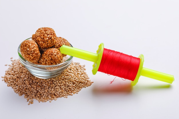 Photo sweet sesame laddu avec fikri pour le festival indien makar sankranti