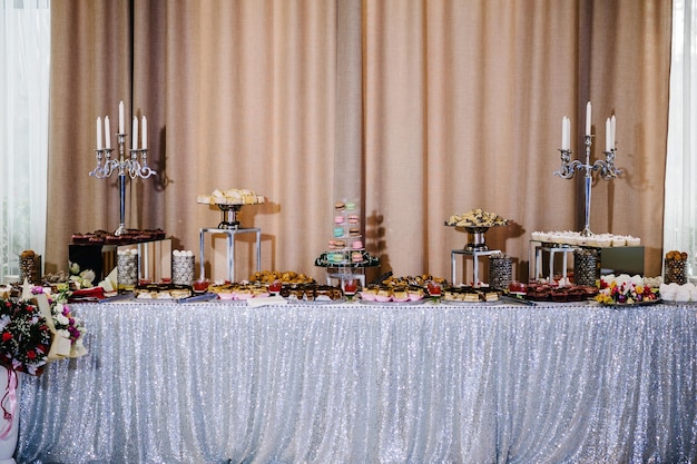 Photo sweet table une assiette de gâteaux et muffins table avec buffet de douceurs table de desserts pour une fête goodies pour le mariage candy bar décoré délicieux