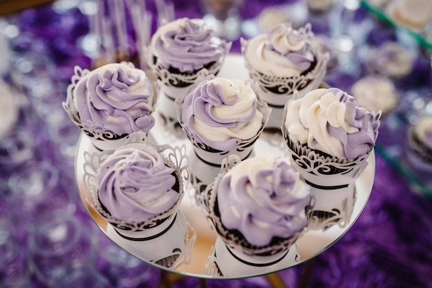 Sweet table Table avec des bonbons Buffet Table de desserts pour une fête goodies pour le mariage Close up