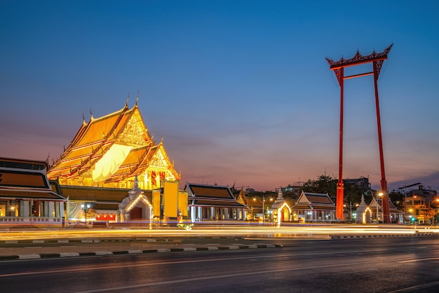 Le swing géant et le temple Suthat au crépuscule à Bangkok