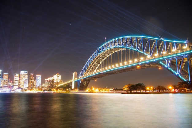 Sydney Harbour Bridge avec des lumières bleues pendant Vivid Sydney Australie