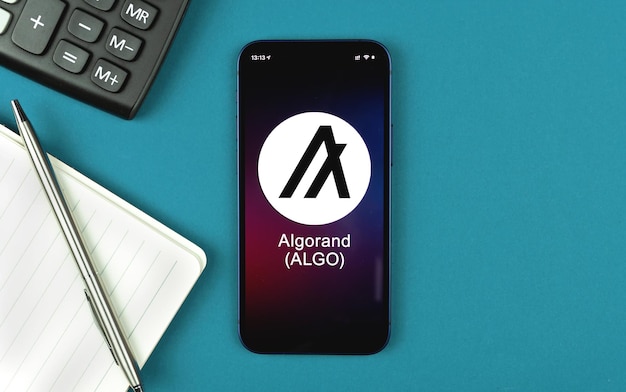 Symbole d'Algorand. Commerce avec crypto-monnaie, argent numérique et virtuel, banque avec concept de téléphone mobile. Espace de travail professionnel, photo vue de dessus de table