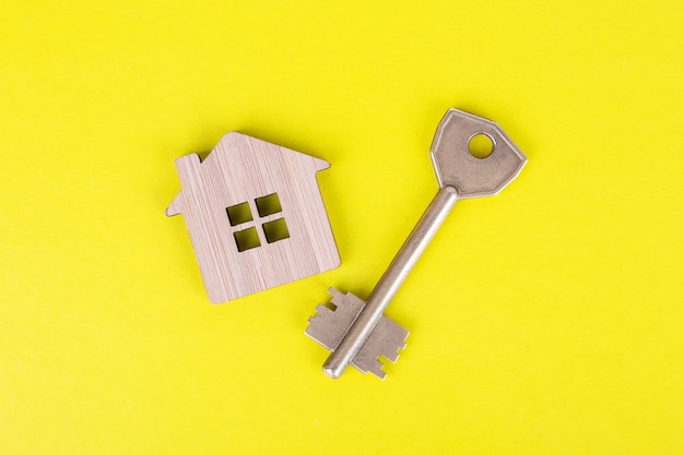 Symbole en bois décoratif d&#39;une maison avec une clé